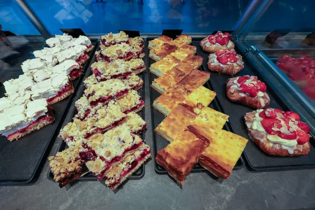 Auswahl frisch gebackener Kuchen in der Auslage der Bäckerei Schwabe