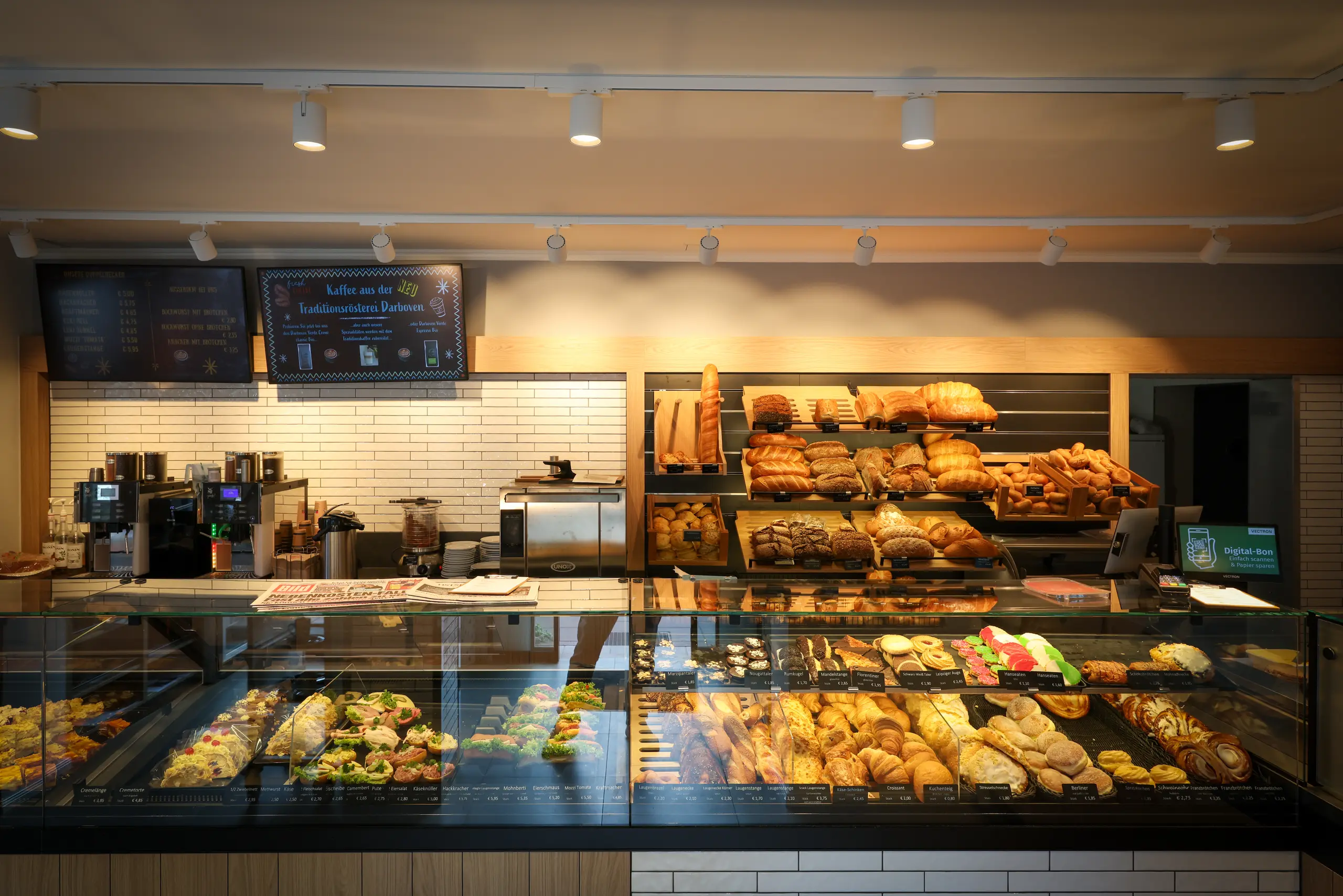 Bäckerei & Café Schwabe – einladender Innenraum mit frischen Backwaren